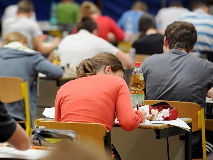 Abiturientinnen und Abiturienten schreiben die Abiturprüfung in Deutsch. Foto: Armin Weigel/Archivbild