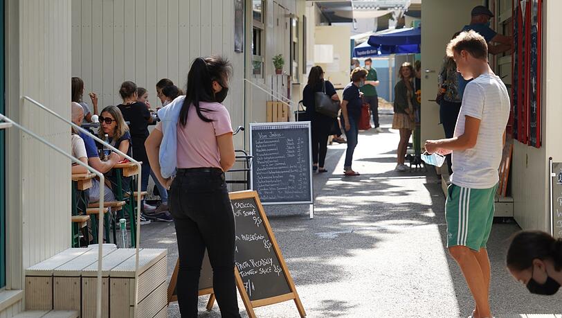 Die einzige Gasse im Interims-Elisabethmarkt ist nur rund drei Meter breit. Viel los ist hier am Mittwoch gegen Mittag nicht gerade. Die einzige Gasse im Interims-Elisabethmarkt ist nur rund drei Meter breit. Viel los ist hier am Mittwoch gegen Mittag nicht gerade.