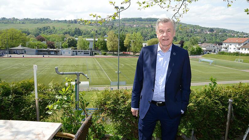 Ottmar Hitzfeld vor dem Fußballplatz der TuS Stätten - sein erster Verein in seiner Karriere als Spieler und Trainer. (Archivbild) Ottmar Hitzfeld vor dem Fußballplatz der TuS Stätten - sein erster Verein in seiner Karriere als Spieler und Trainer. (Archivbild)