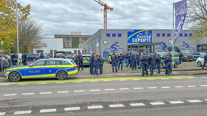 Großeinsatz der Polizei am 9. November 2023 an einer Schule in Offenburg.