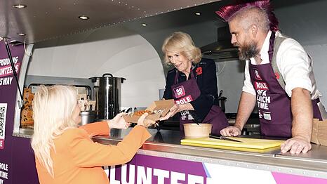 "Die Königin ist im Service ein Naturtalent!", findet Ben Newman (r.).