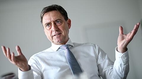 Der Chef des Kassen-Spitzenverbands, Oliver Blatt, sieht den Bund und die Pharma-Branche am Zug. (Archivbild)