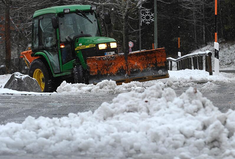 Wintersportfreunde können sich freuen: In einigen Regionen Bayerns hat sich am Montag endlich der Winter blicken lassen - auch in anderen Teilen Deutschlands fiel Schnee.