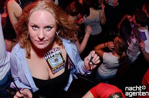 "Hyper, Hyper." Im 8Below gibt es eine trashige 90-ties Party. Noch mehr Fotos gibt es hier www.nachtagenten.de.