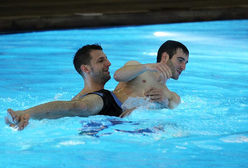 Die Sechzger plantschen in Belek im Pool.