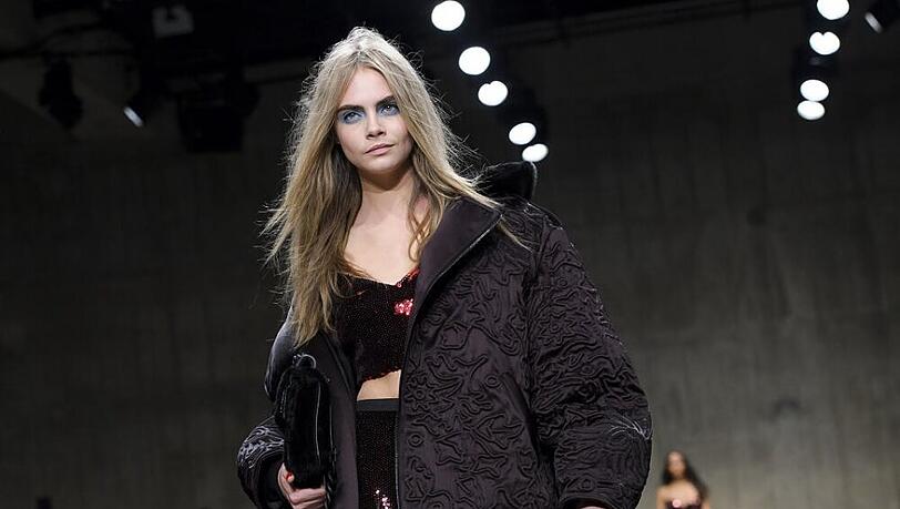 Topmodel Cara Delevingne präsentiert eine XXL-Jacke auf der London Fashion Week Topmodel Cara Delevingne präsentiert eine XXL-Jacke auf der London Fashion Week