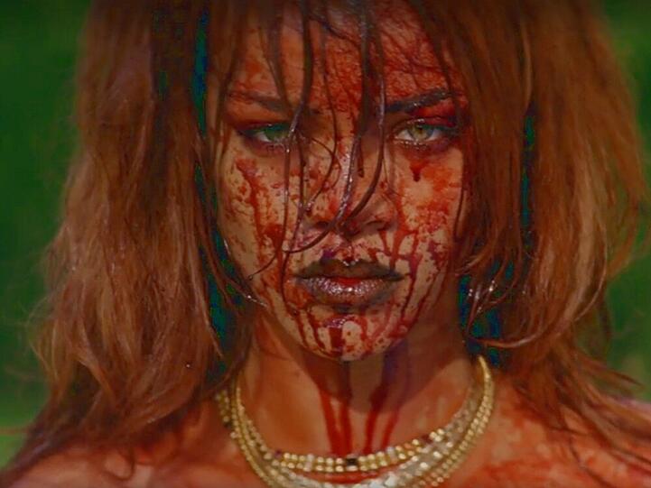 Die letzte Szene des Videos schockt am meisten: Rihanna zeigt sich blutüberströmt