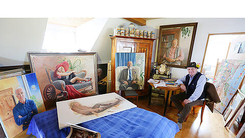 Wolfgang Prinz Maler (immer mit Hut und immer mit frischen Blumen daran) in seinem Atelier neben Toni Berger. Hinter ihm an der Wand: Gustl Bayrhammer.