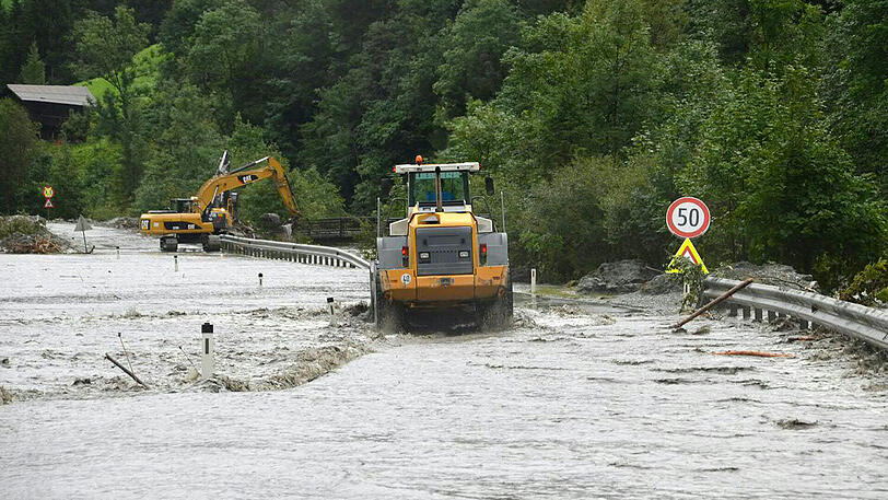 Große Schäden: Sintflutartige Regenfälle hatten das bei Urlaubern beliebte Großarltal von der Umwelt abgeschnitten.