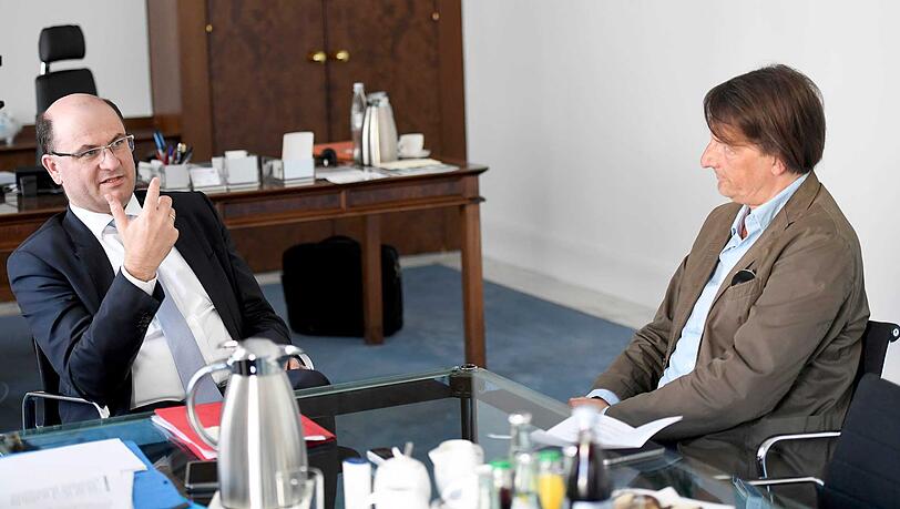 Finanzminister Füracker im Gespräch mit AZ-Redakteur Clemens Hagen. Finanzminister Füracker im Gespräch mit AZ-Redakteur Clemens Hagen.