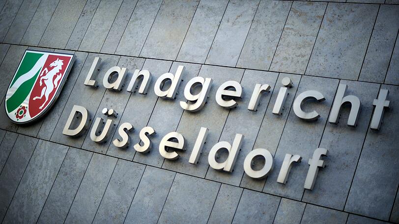 Das Wappen des Landes Nordrhein-Westfalen und der Schriftzug "Landgericht Düsseldorf".