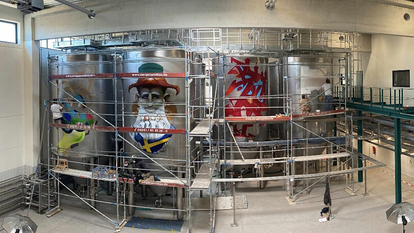 Bei Giesinger Bräu wird's bunt. Graffiti-Künstler dürfen die Tanks in der neuen Brauerei verschönern.