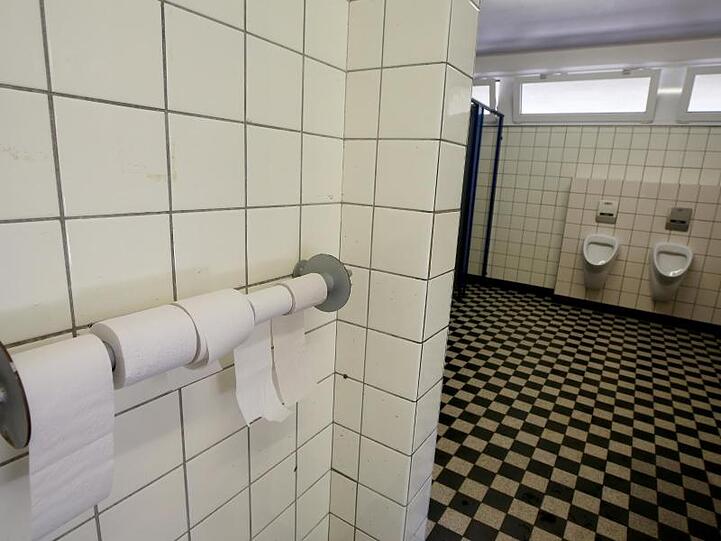 Die Toilette verstopft, das Urinal überlaufen, der Klorollenhalter leer - ganz normale Zustände auf Schultoiletten bundesweit.