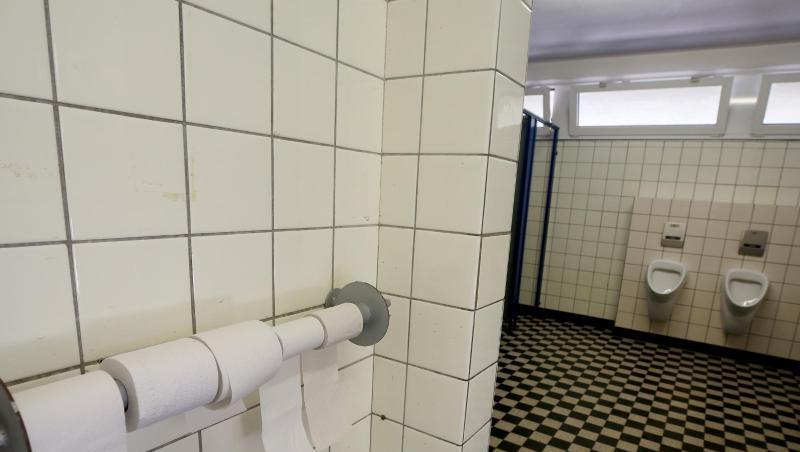 Die Toilette verstopft, das Urinal überlaufen, der Klorollenhalter leer - ganz normale Zustände auf Schultoiletten bundesweit. Die Toilette verstopft, das Urinal überlaufen, der Klorollenhalter leer - ganz normale Zustände auf Schultoiletten bundesweit.