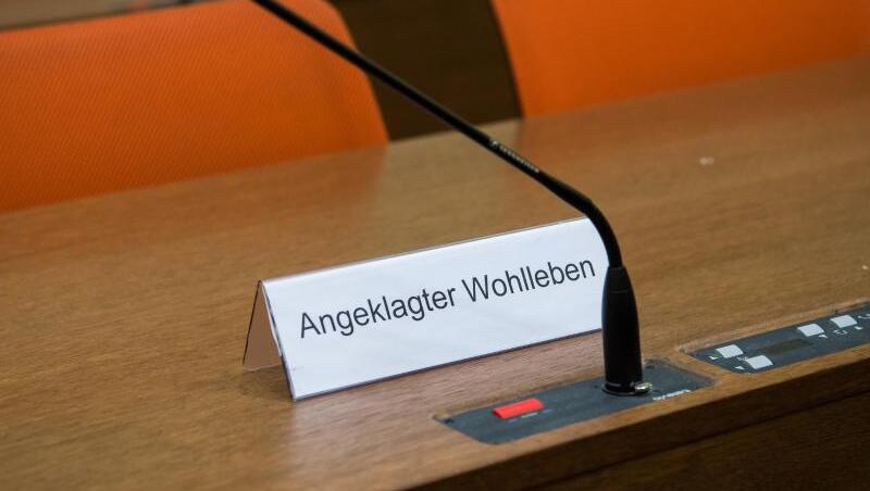 Ein Schild mit der Aufschrift "Angeklagter Wohlleben" steht im Gerichtssaal auf einem Tisch.