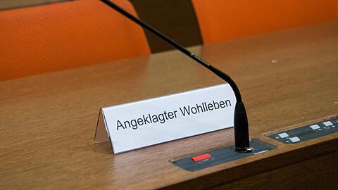 Ein Schild mit der Aufschrift "Angeklagter Wohlleben" steht im Gerichtssaal auf einem Tisch.