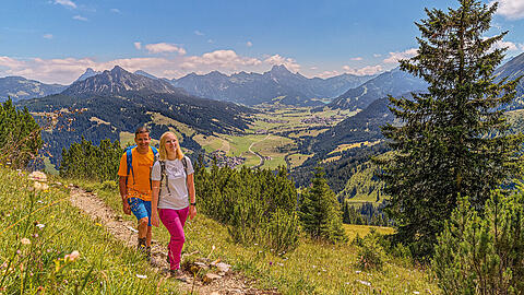 Über 300 Kilometer Wanderwege auf drei Ebenen warten im schönsten Hochtal Europas.