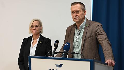 Vor dem Klaasohm-Fest auf Borkum stellen sich Bürgermeister Jürgen Akkermann (parteilos) und seine Stellvertreterin Melanie Helms (SPD) den Fragen der Presse.
