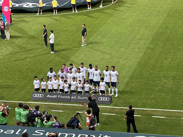Der FC Bayern bei der Aufstellung vor dem Testspiel in Südkorea gegen den Jeju SK FC. Der FC Bayern bei der Aufstellung vor dem Testspiel in Südkorea gegen den Jeju SK FC.
