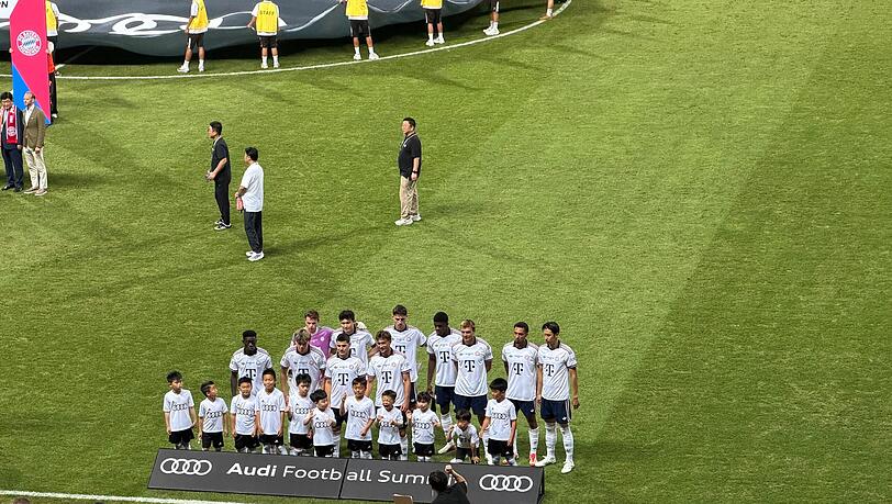 Der FC Bayern bei der Aufstellung vor dem Testspiel in Südkorea gegen den Jeju SK FC. Der FC Bayern bei der Aufstellung vor dem Testspiel in Südkorea gegen den Jeju SK FC.