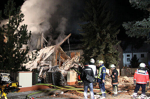 Das teilweise eingestürzte und ausgebrannte Einfamilienhaus in Ingolstadt.