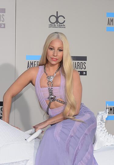 Lady Gaga auf dem roten Teppich. Sie kam auf einem unechten weißen Schimmel zu den American Music Awards.