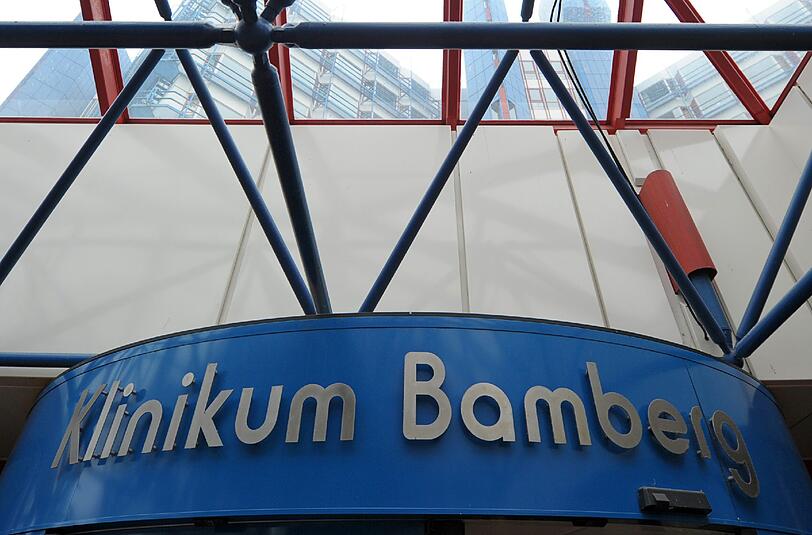 Das Klinikum Bamberg im Fokus: Ein Chirurg soll Patientinnen betäubt und sexuell missbraucht haben.