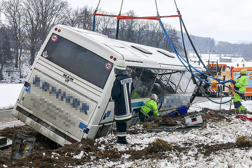 Ein beschädigter Schulbus steht am 04. März 2016 nahe Wiesenfelden (Bayern) im Straßengraben. Nach einem Unfall mit dem Bus sind 27 Kinder und der Busfahrer ins Krankenhaus gebracht worden.