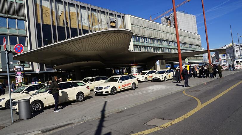 Der Schwammerl, die Schalterhalle und die mittleren Teile des Empfangsgebäudes werden im Sommer abgerissen.