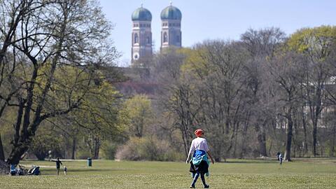 Viel Abstand zwischen den Menschen, viel Grün &ndash; und ganz klar eine münchnerische Aussicht: So soll es sein. Und so kann es sein in diesen Tagen, wie hier im Englischen Garten.