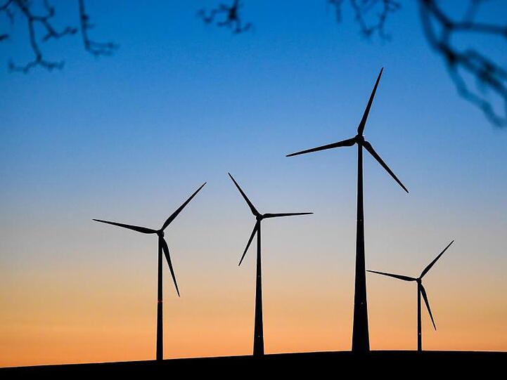 Lange Genehmigungsverfahren und viele Klagen: Der Ausbau der Windkraft ist fast zum Erliegen gekommen.