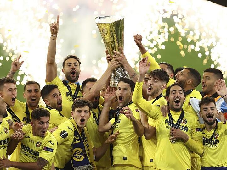 Hoch den Pott: Villarreals Spieler feiern ihren Sieg im Europa-League-Finale gegen Manchester United.