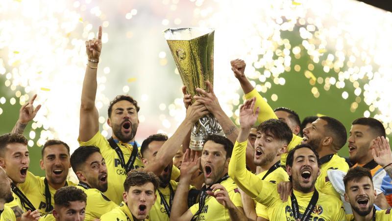 Hoch den Pott: Villarreals Spieler feiern ihren Sieg im Europa-League-Finale gegen Manchester United. Hoch den Pott: Villarreals Spieler feiern ihren Sieg im Europa-League-Finale gegen Manchester United.