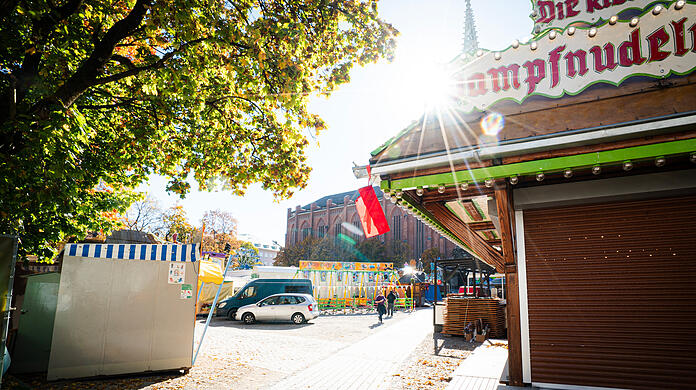 Am Donnerstag erledigen die Schausteller noch die letzten Arbeiten, bevor am Samstag die ersten Besucher auf den Mariahilfplatz kommen.