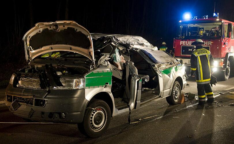 Horror-Unfall bei Wertheim: Ein Lkw ist auf einen Polizeibus geprallt. Zwei Beamte kamen dabei ums Leben. Die Bilder.