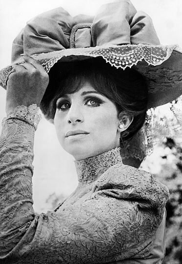 1942: Sie wird als Barbara Joan Streisand in Brooklyn geboren. Sie wächst in ärmlichen jüdisch-orthodoxen Verhältnissen auf.
1963: Sieg beim Wettbewerb junger Talente in einer New Yorker Bar; Durchbruch als Sängerin.