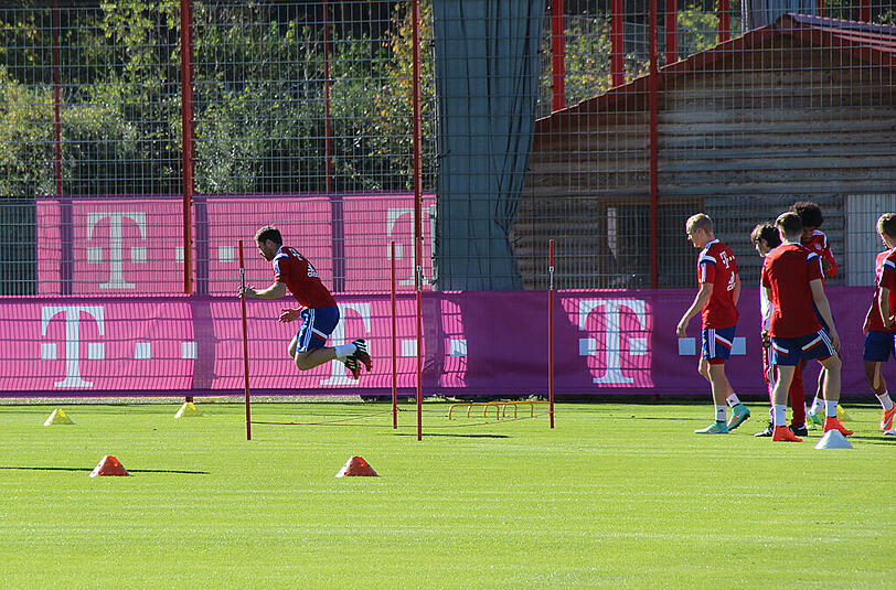 Powern für die nächsten Aufgaben: Pep Guardiola fordert seine Jungs im Training.
