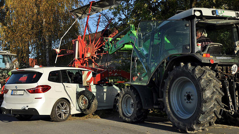 Weder der Traktor- noch der Pkw-Fahrer wurden beim Unfall verletzt. Angesichts dieser Bilder eigentlich nur schwer vorzustellen.