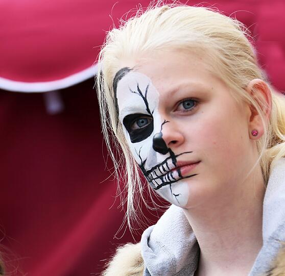 Eine Gesichtshälfte wurde zum Totenkopf geschminkt. Denn Pelz bedeutet immer Leid und Tod.