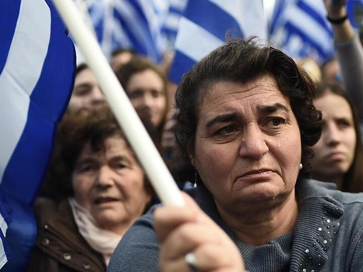 Proteste gegen die geplante Ratifizierung der Namensänderung Mazedoniens.