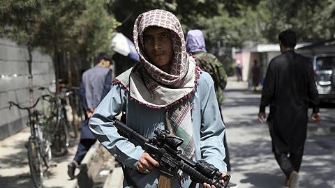 Ein Taliban-Kämpfer an einem Kontrollpunkt in Kabul. Die Islamisten versichern, dass Afghanen auch nach dem für den 31. August geplanten US-Truppenabzug das Land verlassen dürfen.