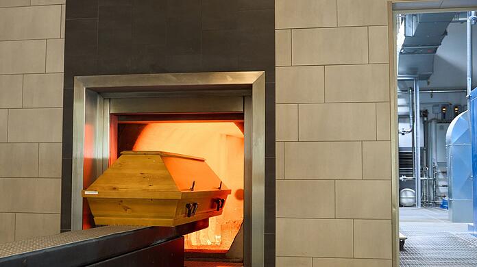 Ein Sarg fährt im Krematorium in Dachsenhausen bei Koblenz in die Brennkammer ein.