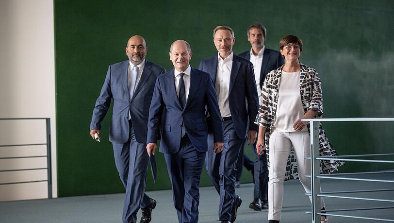 Der Koalitionsausschuss des Ampelbündnisses hat ein neues Entlastungspaket für Bürgerinnen und Bürger beschlossen. Der Koalitionsausschuss des Ampelbündnisses hat ein neues Entlastungspaket für Bürgerinnen und Bürger beschlossen.