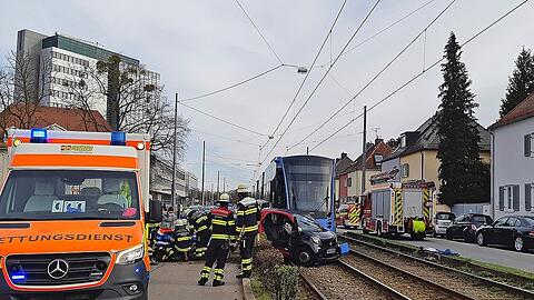 Am Knie: Ein Smart wurde beim Abbiegen von einer Tram erfasst.