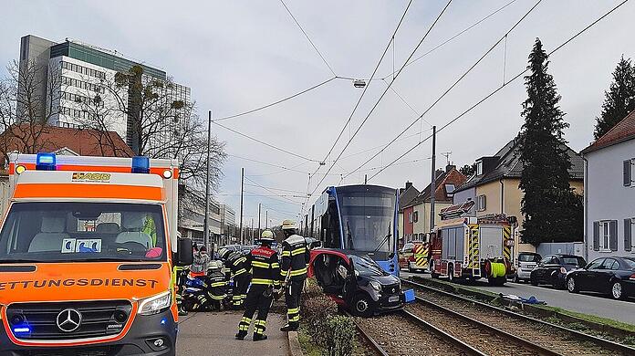 Am Knie: Ein Smart wurde beim Abbiegen von einer Tram erfasst.