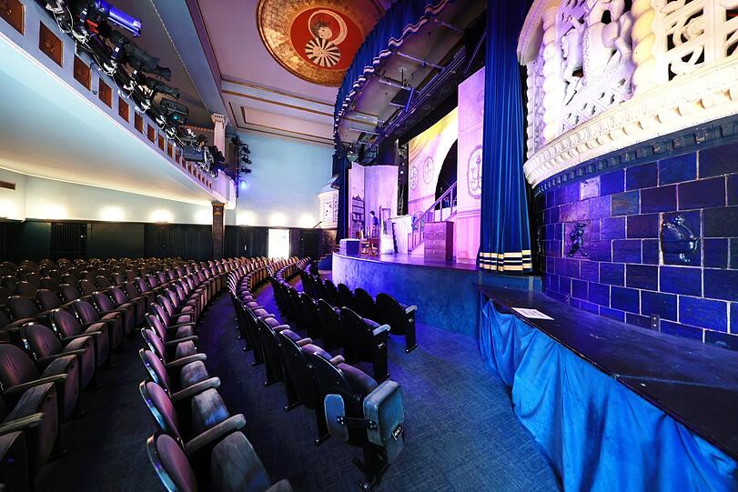 Der herrliche Jugendstil-Saal des Theaters, dem früheren Regina-Kino.