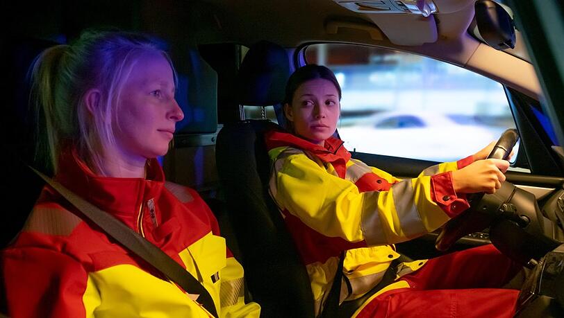 "Der Alte: Crash": Johanna Bergmann (Lena Meckel, r.) und ihre Kollegin Elva Klein (Anna Gesa-Raija Lappe) auf dem Weg zum Einsatzort.