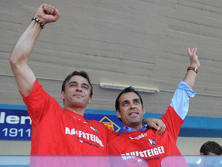 Freiburgs Trainer Robin Dutt (r) feiert mit Co-Trainer Damir Buric den Aufstieg.