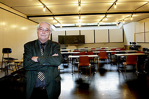 Direktor Wilhelm Eisele in der Aula des Fürstenrieder Gymnasiums.