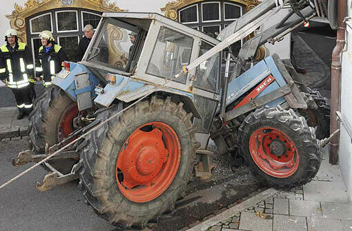 Kurioser Unfall im Ortskern von Bad Aibling: Ein Traktor brach während der Fahrt auseinander.